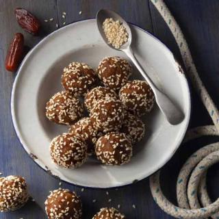 Energy balls with dates and sesame